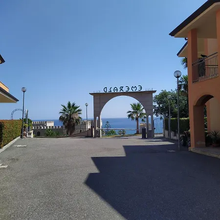 Villaggio Emerald 公寓 *